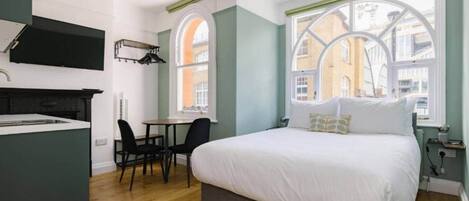 1 habitación, tabla de planchar con plancha, wifi gratis y ropa de cama