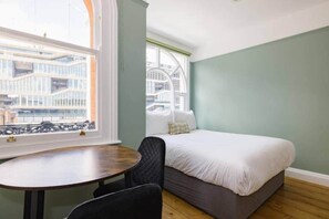 1 habitación, tabla de planchar con plancha, wifi gratis y ropa de cama