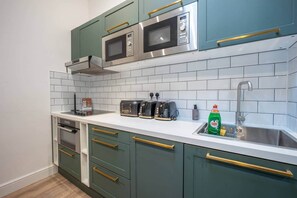 Refrigerador, microondas, horno, placa de cocina