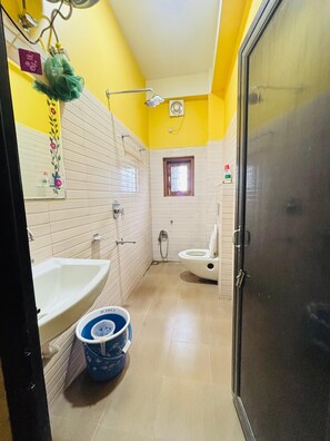 Chuveiro, chuveiro com efeito de chuva, toalhas de banho, sabonete