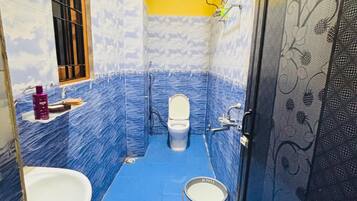 Executive Room | Bathroom | Shower, rainfall showerhead, towels, soap