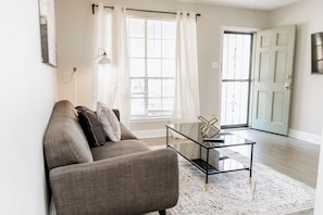 Smart TV, offices - Parkside & Broadview | Memphis Comfort in City Center (Memphis)