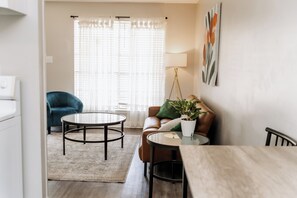 Smart TV, offices - Parkside & Broadview | Memphis Comfort in City Center (Memphis)