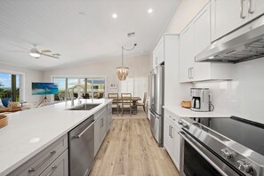 Refrigerador, microondas, horno, placa de cocina