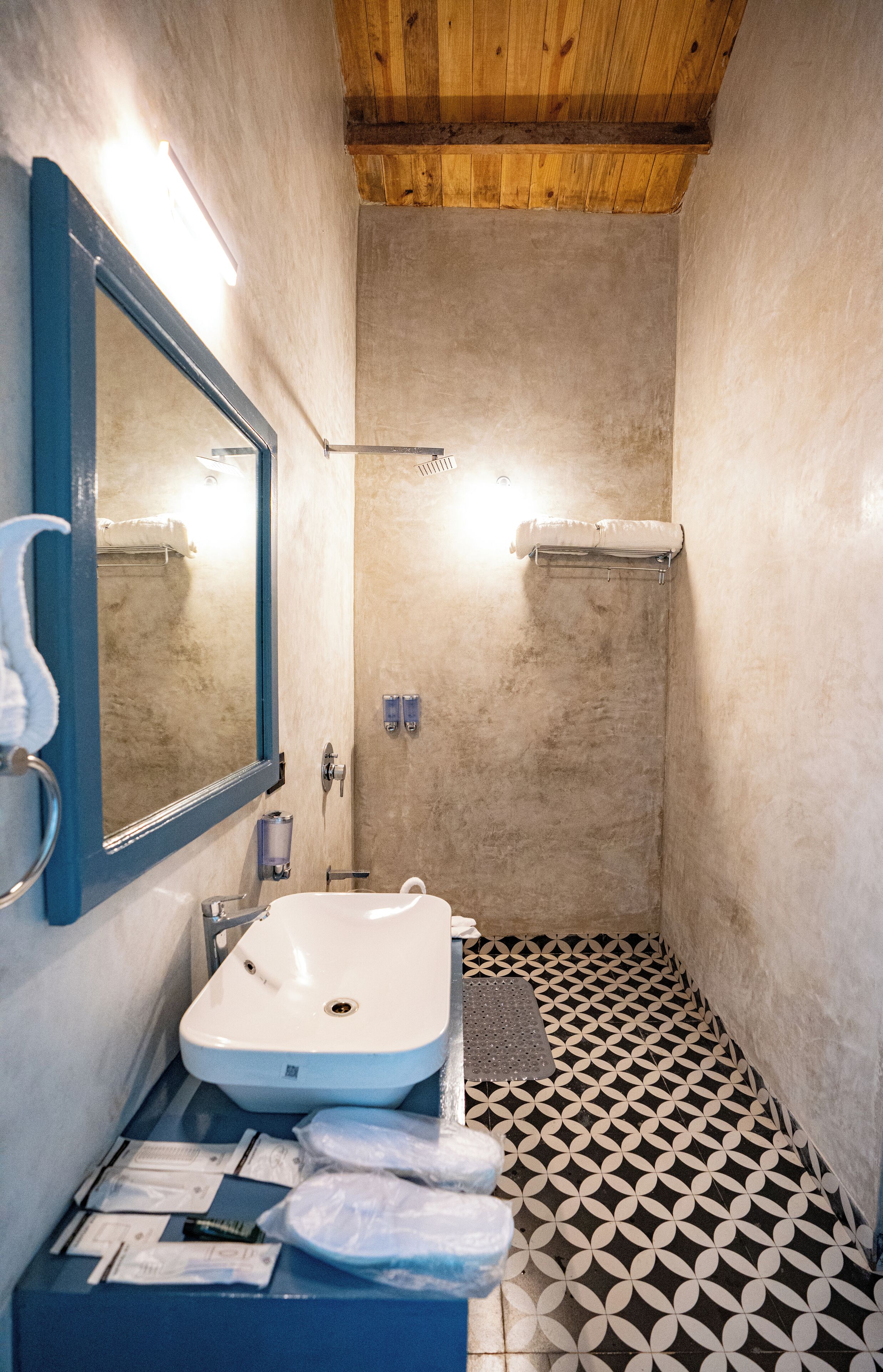Ein Badezimmer mit Waschbecken, Spiegel und Dusche.