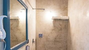 Ein Badezimmer mit Waschbecken, Spiegel und Dusche.