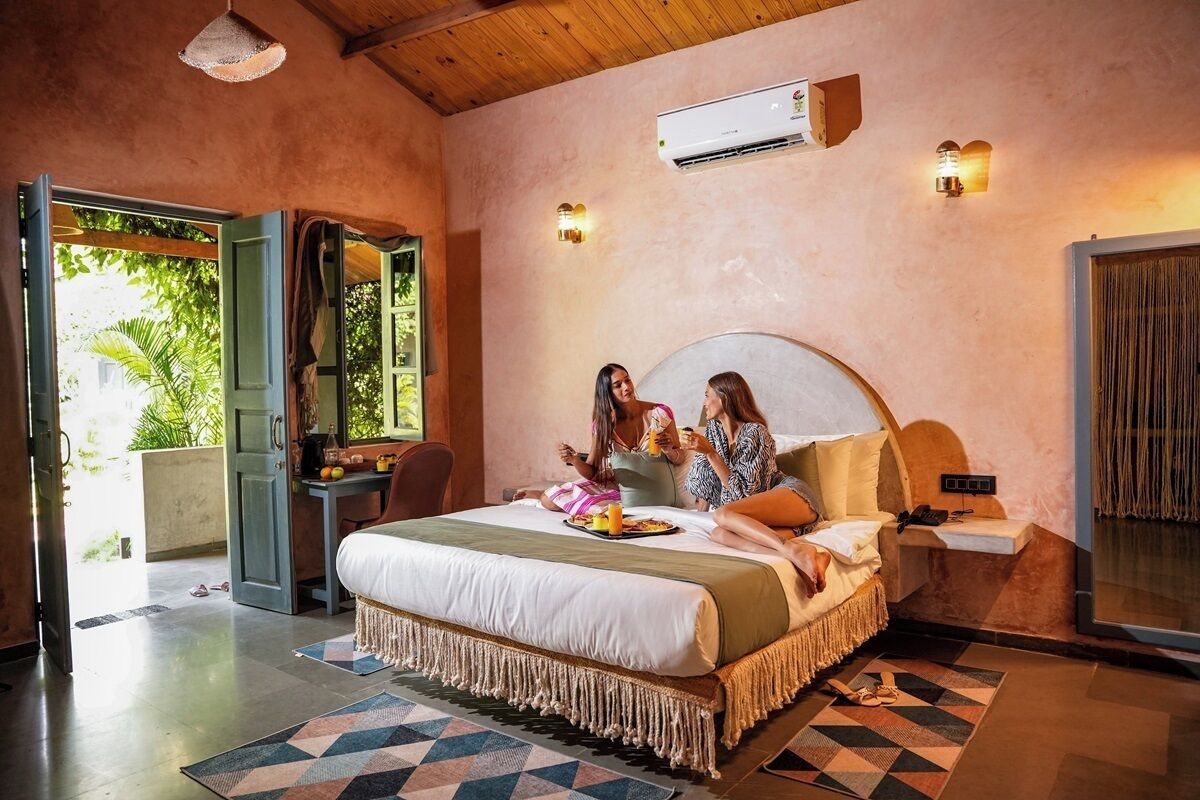 Escritorio, espacio para trabajar con laptop y wifi gratis 