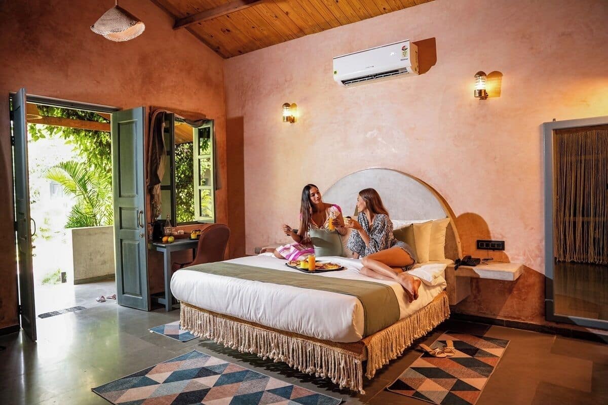 Escritorio, espacio para trabajar con laptop y wifi gratis