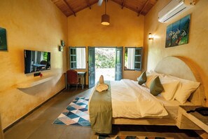 Desk, laptop workspace, free WiFi, bed sheets - Aqua Bella Resort (Mandrem)