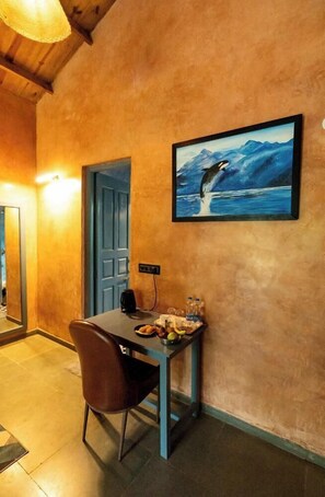 Escritorio, espacio para trabajar con laptop y wifi gratis 