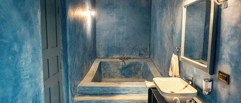 Une salle de bain avec une baignoire, des toilettes et un lavabo.
