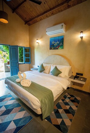 Desk, laptop workspace, free WiFi, bed sheets - Aqua Bella Resort (Mandrem)