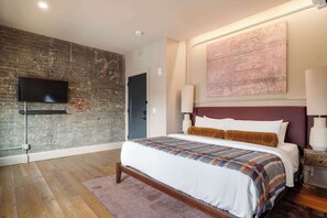 6 bedrooms, desk, iron/ironing board, WiFi