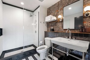 Douche, séchoir à cheveux, serviettes fournies, shampooing