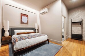 Desk, iron/ironing board, WiFi, bed sheets