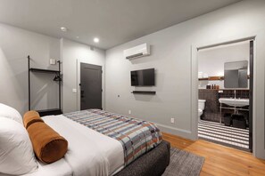 1 habitación, escritorio, tabla de planchar con plancha y wifi