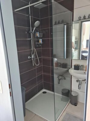 Comfort Apartment, Balcony | Bathroom | Shower - Faraway Homes Studios Pregarten (Pregarten)