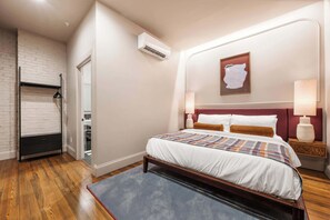 1 habitación, escritorio, tabla de planchar con plancha y wifi