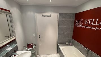 Douche, séchoir à cheveux, serviettes fournies