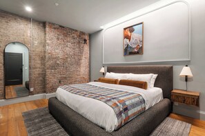 1 bedroom, desk, iron/ironing board, WiFi