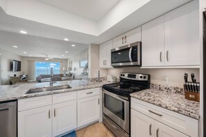 Een koelkast, een microgolfoven, een oven, een kookplaat