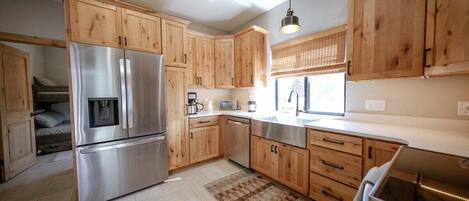 Refrigerador, microondas, horno y parrilla de estufa