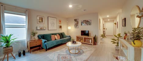 Ein Wohnzimmer mit einer Couch, einem Couchtisch und verschiedenen Dekorationselementen.