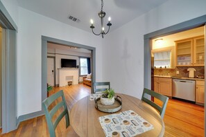 Interior - 4 Mi to Downtown! Cozy Bungalow in San Antonio (San Antonio)