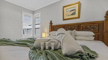 5 bedrooms, desk, iron/ironing board, travel cot