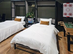 4 habitaciones, escritorio y tabla de planchar con plancha