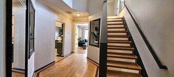 Sleeps 10 | Pet & Family | 4BR Stay Near Hospital