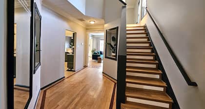 Sleeps 10 | Pet & Family | 4BR Stay Near Hospital