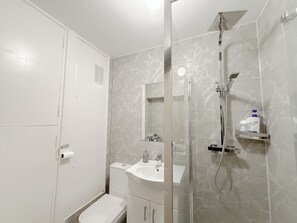 Shower, hair dryer, towels