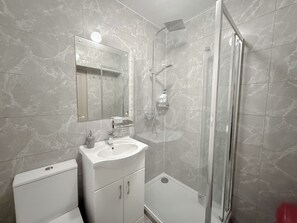 Dusche, Haartrockner, Handtücher