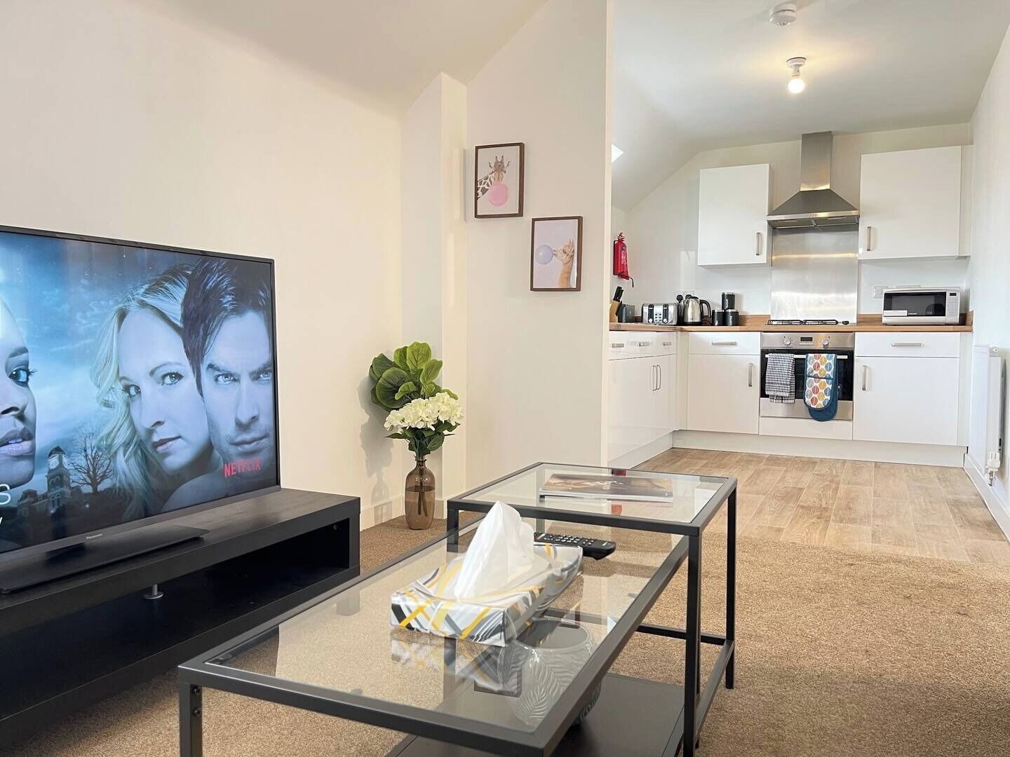 Jääkaappi, mikroaaltouuni, uuni, liesi