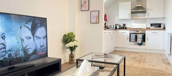 Spacious Chic Urban Retreat in Birmingham