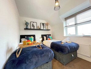 2 室のベッドルーム、デスク、アイロン / アイロン台、WiFi (無料)