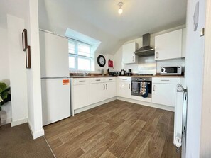 Fridge, microwave, oven, stovetop - Spacious Chic Urban Retreat in Birmingham (Birmingham)