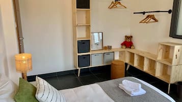 3 slaapkamers, een strijkplank/strijkijzer, gratis wifi, beddengoed