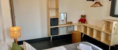 3 bedrooms, iron/ironing board, free WiFi, bed sheets