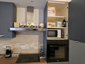 Kühlschrank, Mikrowelle, Ofen, Herdplatte
