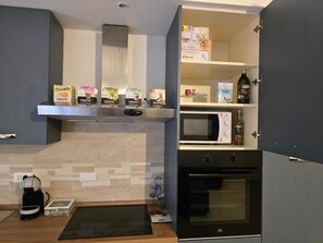 Geladeira, micro-ondas, fogão, cooktop