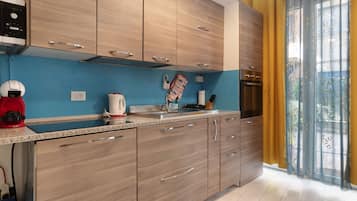 Frigorifero, microonde, forno, piano cottura