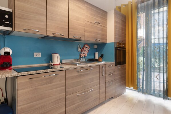 Kühlschrank, Mikrowelle, Ofen, Herdplatte