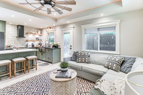 Home 1 Mi to Zilker Park & Barton Springs Pool!