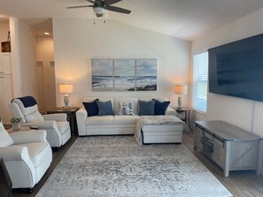 Smart TV - Stylish Shadybrook retreat with golf cart, bikes & Tesla charger! (Sumterville)