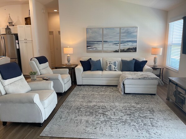 Smart TV - Stylish Shadybrook retreat with golf cart, bikes & Tesla charger! (Sumterville)