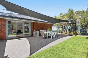 Outdoor dining - Twin-Tides Retreat: 3  BR, 2  BA Townhouse in Rye, Sleeps 7 (Rye)