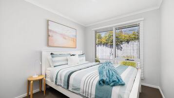 3 bedrooms, iron/ironing board, WiFi, bed sheets