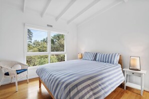 4 bedrooms, WiFi, bed sheets